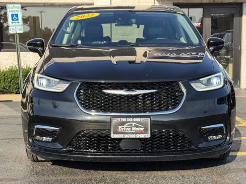 Used 2022 Chrysler Pacifica Touring-L image 9