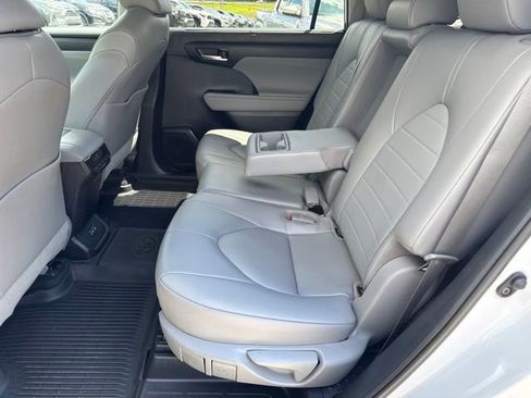 Used 2023 Toyota Highlander XLE FWD image 6