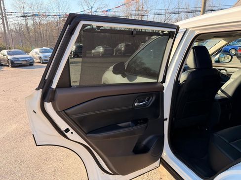 Used 2022 Nissan Rogue SV w/ SV Premium Package image 18