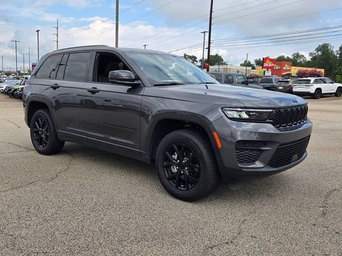 Used 2025 Jeep Grand Cherokee Altitude RWD image 1