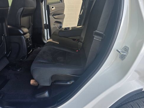 Used 2017 Jeep Grand Cherokee Laredo RWD image 25