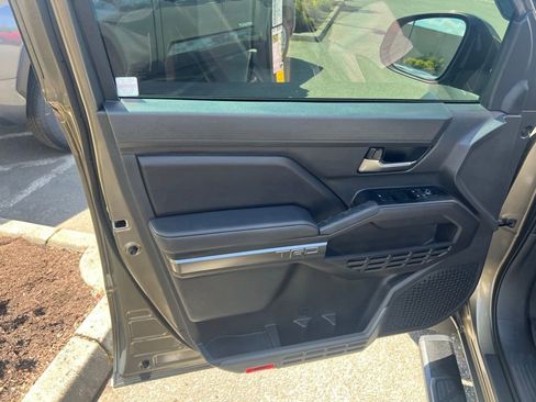 Certified 2025 Toyota Tacoma TRD Off-Road AWD/4WD image 11
