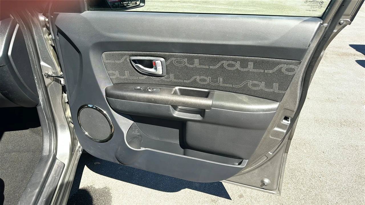 Used 2013 Kia Soul + FWD image 33