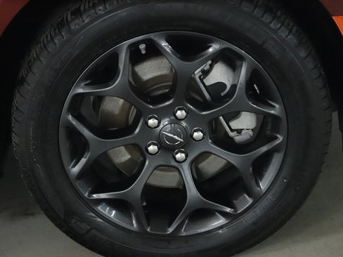 Used 2022 Chrysler 300 Touring w/ Sport Appearance Package image 10