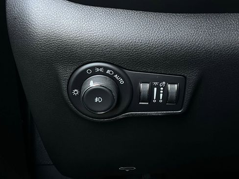 Used 2025 Jeep Compass Limited image 22