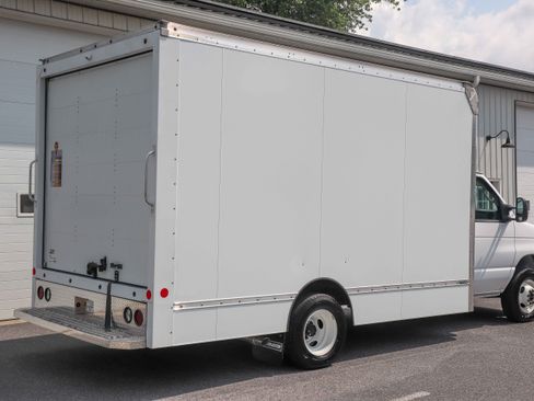 Used 2024 Ford E-450 and Econoline 450 Super Duty w/ Driver's Safety Package RWD image 3