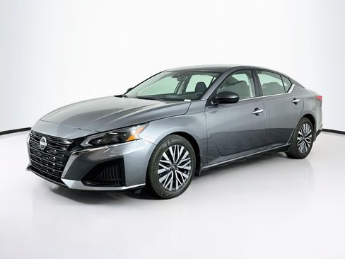 Used 2024 Nissan Altima 2.5 SV FWD image 3