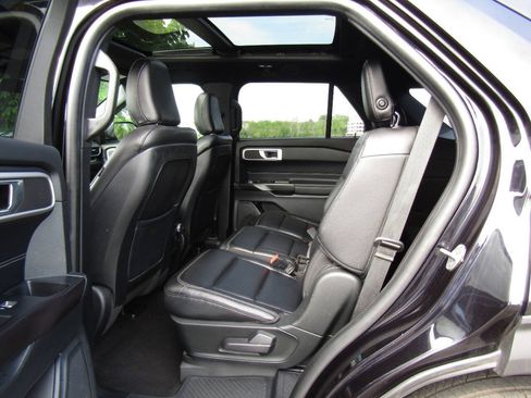 Used 2020 Ford Explorer XLT w/ Equipment Group 202A AWD/4WD image 12