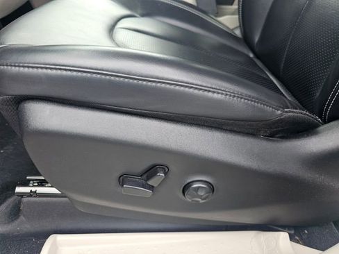 Used 2023 Chrysler Pacifica Touring-L FWD image 19
