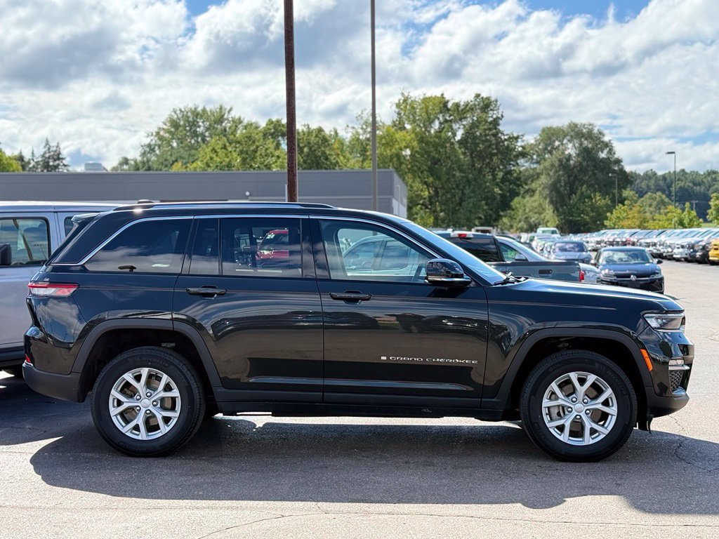 Used 2023 Jeep Grand Cherokee Limited AWD/4WD image 32
