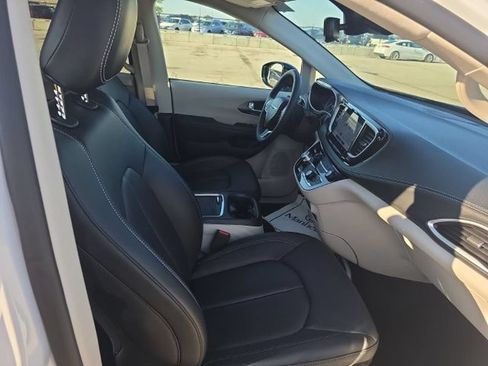 Used 2024 Chrysler Pacifica Touring-L w/ Road Tripper Package FWD image 6