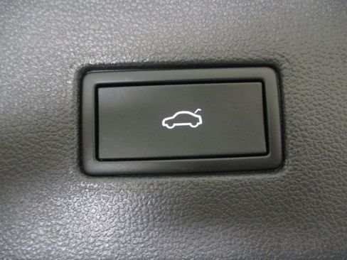 Used 2024 Volkswagen Tiguan SE image 14