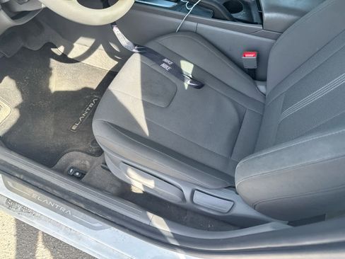 Used 2024 Hyundai Elantra SE image 7