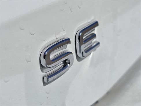 New 2025 Volkswagen Tiguan SE image 8