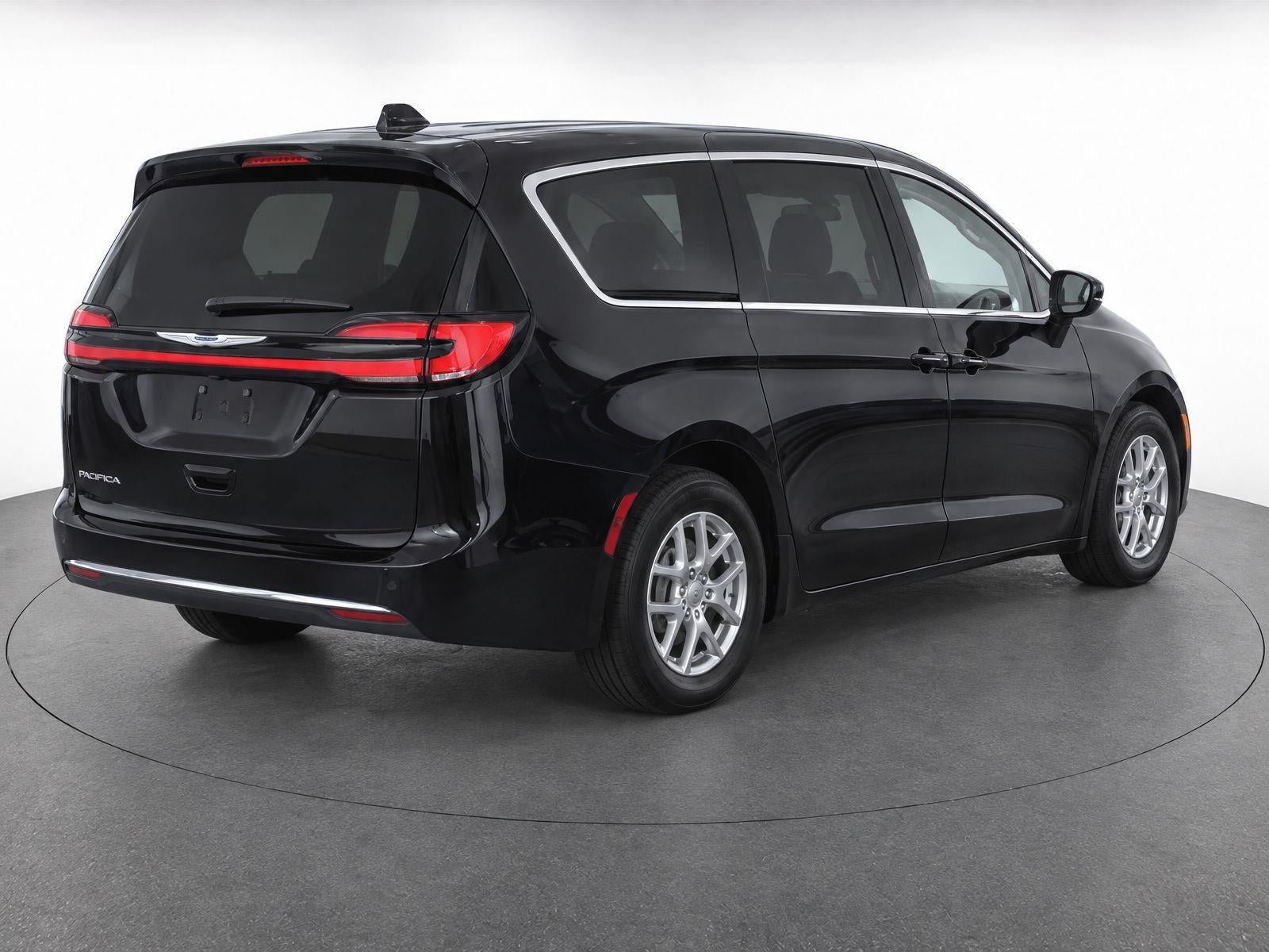 Used 2024 Chrysler Pacifica Touring-L FWD image 6