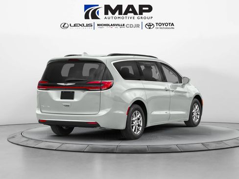 Used 2022 Chrysler Pacifica Touring-L FWD image 2