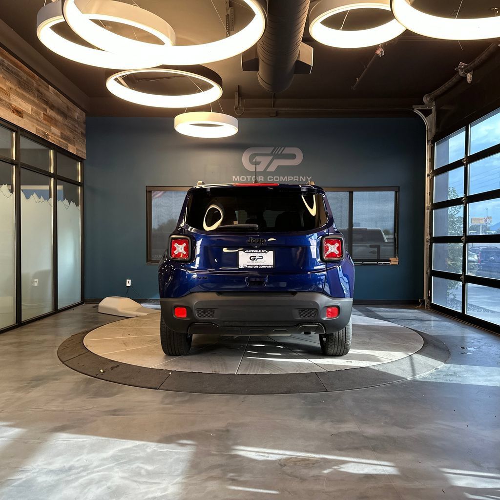 Used 2018 Jeep Renegade Altitude w/ UConnect 8.4 Nav Group AWD/4WD image 4