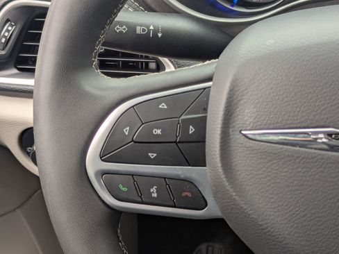 Used 2024 Chrysler Pacifica Select image 23