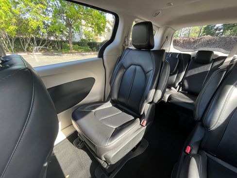 Used 2023 Chrysler Pacifica Touring-L FWD image 40