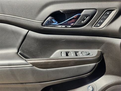 Used 2021 GMC Acadia SLT w/ Technology Package image 23