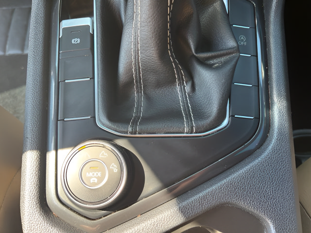 Used 2023 Volkswagen Tiguan SE AWD/4WD image 29