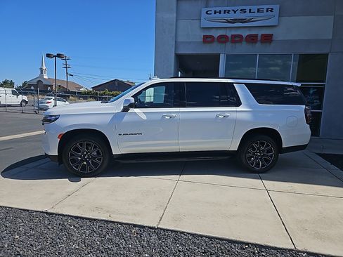 Used 2024 Chevrolet Suburban RST w/ Luxury Package AWD/4WD image 3