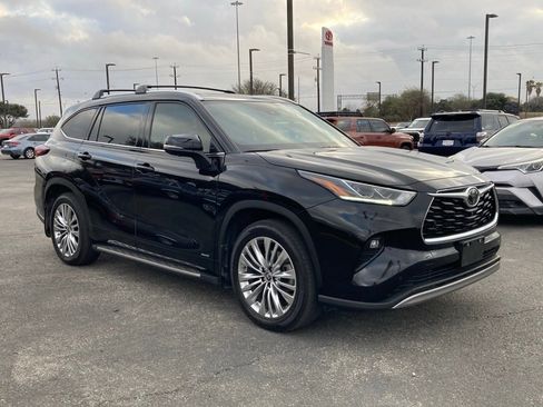 Used 2025 Toyota Highlander Platinum image 3