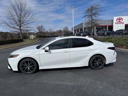 Used 2022 Toyota Camry SE w/ Convenience Package image 3