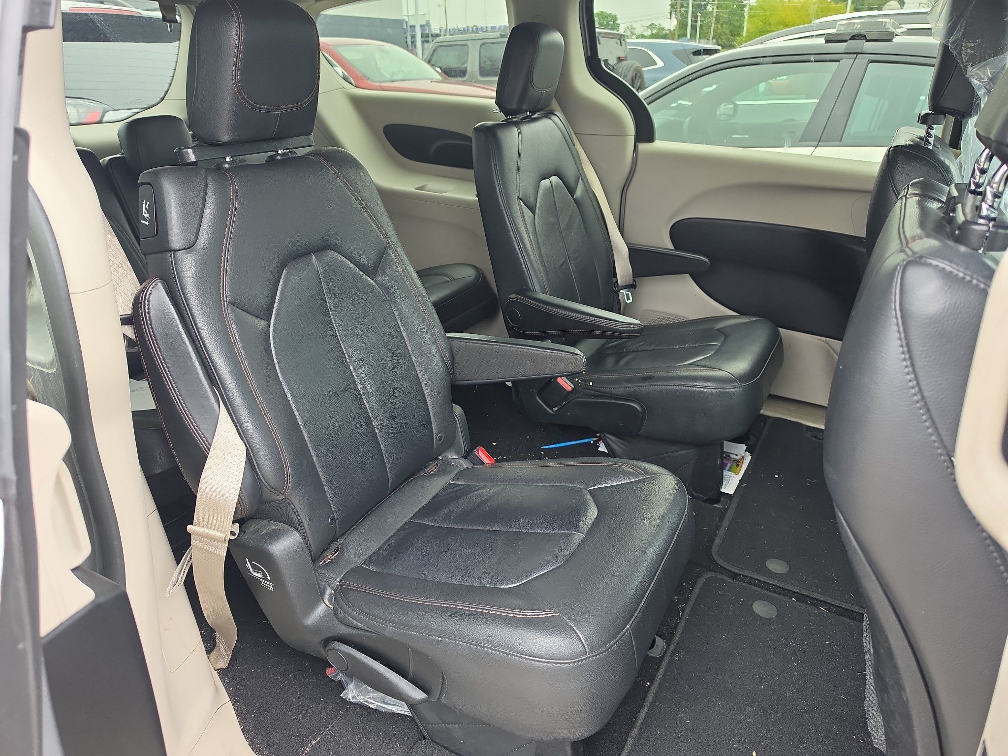 Used 2017 Chrysler Pacifica Touring-L FWD image 7