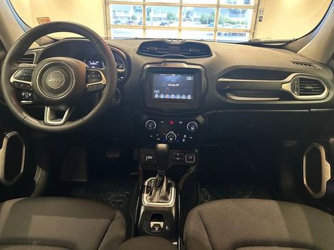 Used 2018 Jeep Renegade Latitude AWD/4WD image 8