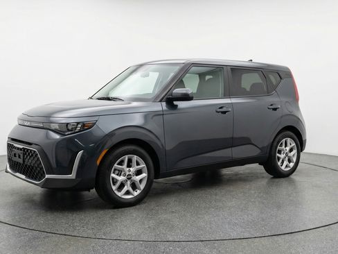 Used 2025 Kia Soul LX w/ LX Technology Package image 3