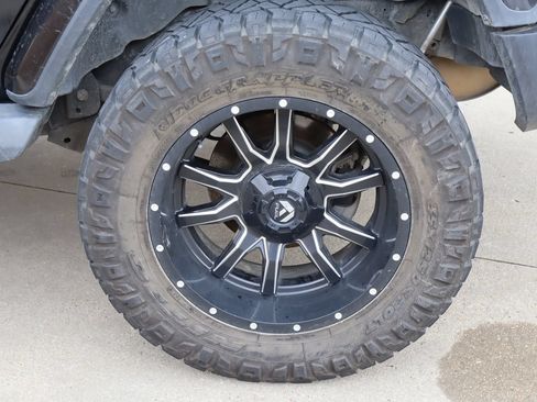 Used 2018 Jeep Wrangler Unlimited Sahara AWD/4WD image 23