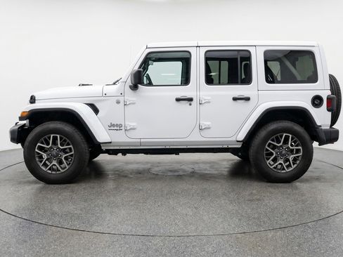 Used 2025 Jeep Wrangler Sahara image 5