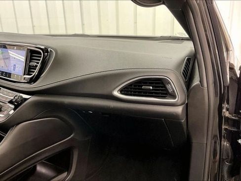 Used 2026 Chrysler Pacifica Limited FWD image 18