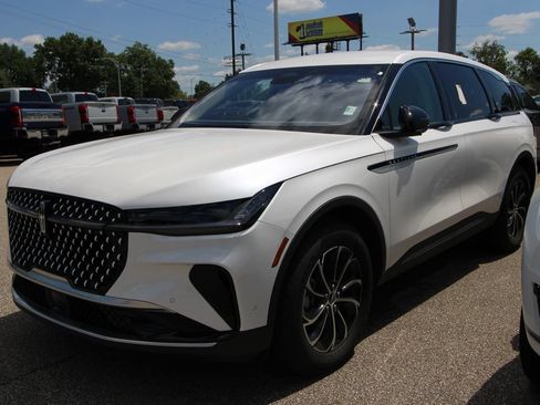Used 2024 Lincoln Nautilus Premier AWD/4WD image 4