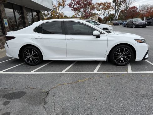 Used 2021 Toyota Camry SE image 2