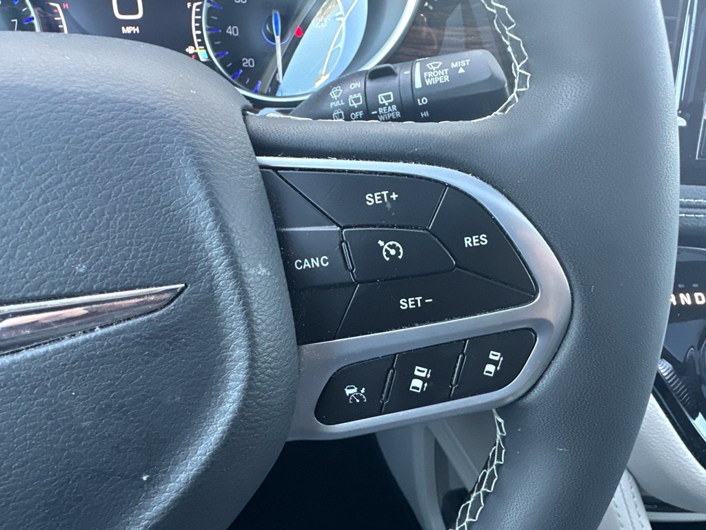 Used 2023 Chrysler Pacifica Limited w/ Uconnect Theater Family Group FWD image 45