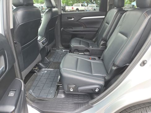 Used 2018 Toyota Highlander XLE FWD image 21