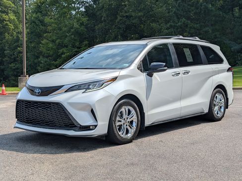 Used 2023 Toyota Sienna XSE AWD/4WD image 5