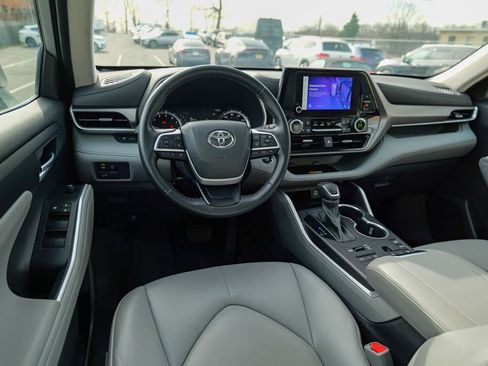 Used 2023 Toyota Highlander XLE image 41