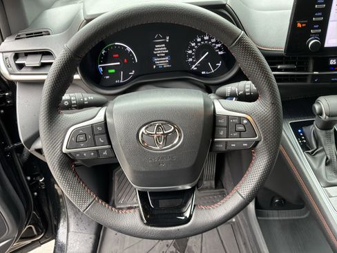 Used 2023 Toyota Sienna XSE FWD image 18
