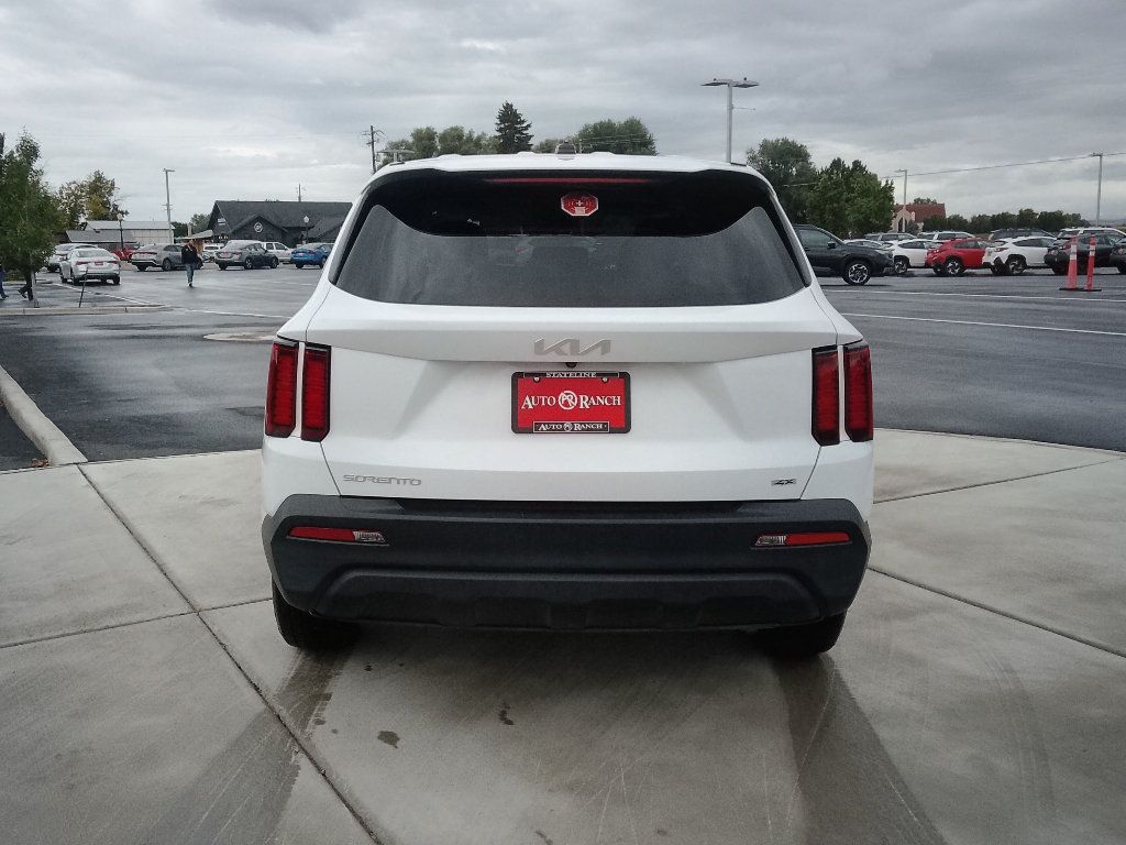 Used 2023 Kia Sorento LX AWD/4WD image 4
