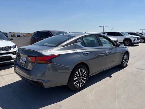 Used 2025 Nissan Altima 2.5 SV FWD image 2