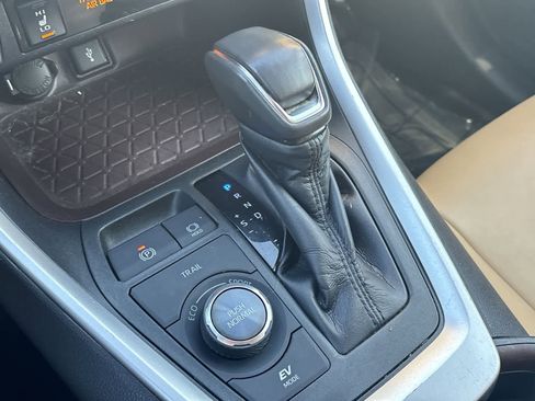 Used 2020 Toyota RAV4 Limited image 25