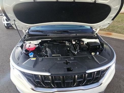 Used 2023 Kia Carnival EX image 3