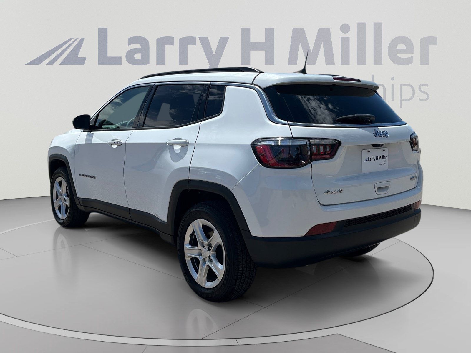Used 2023 Jeep Compass Latitude AWD/4WD image 3