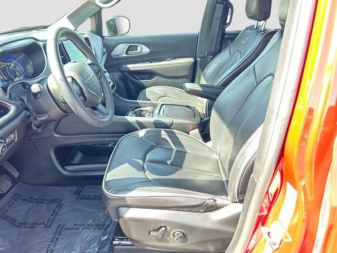 Used 2025 Chrysler Pacifica Limited FWD image 18