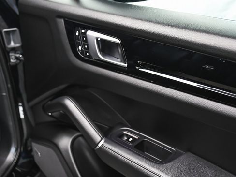 Used 2022 Porsche Cayenne Platinum Edition image 17