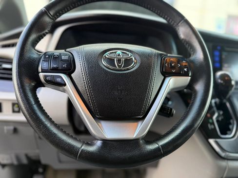 Used 2015 Toyota Sienna XLE image 36