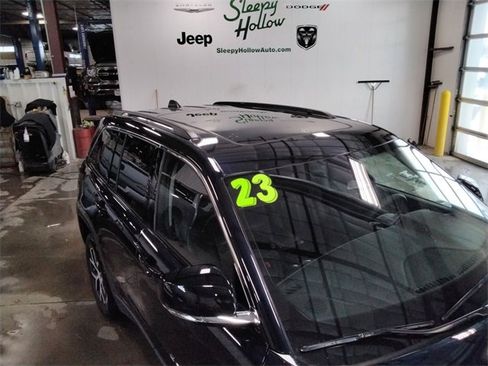 Used 2023 Jeep Grand Cherokee Limited w/ Luxury Tech Group II image 12